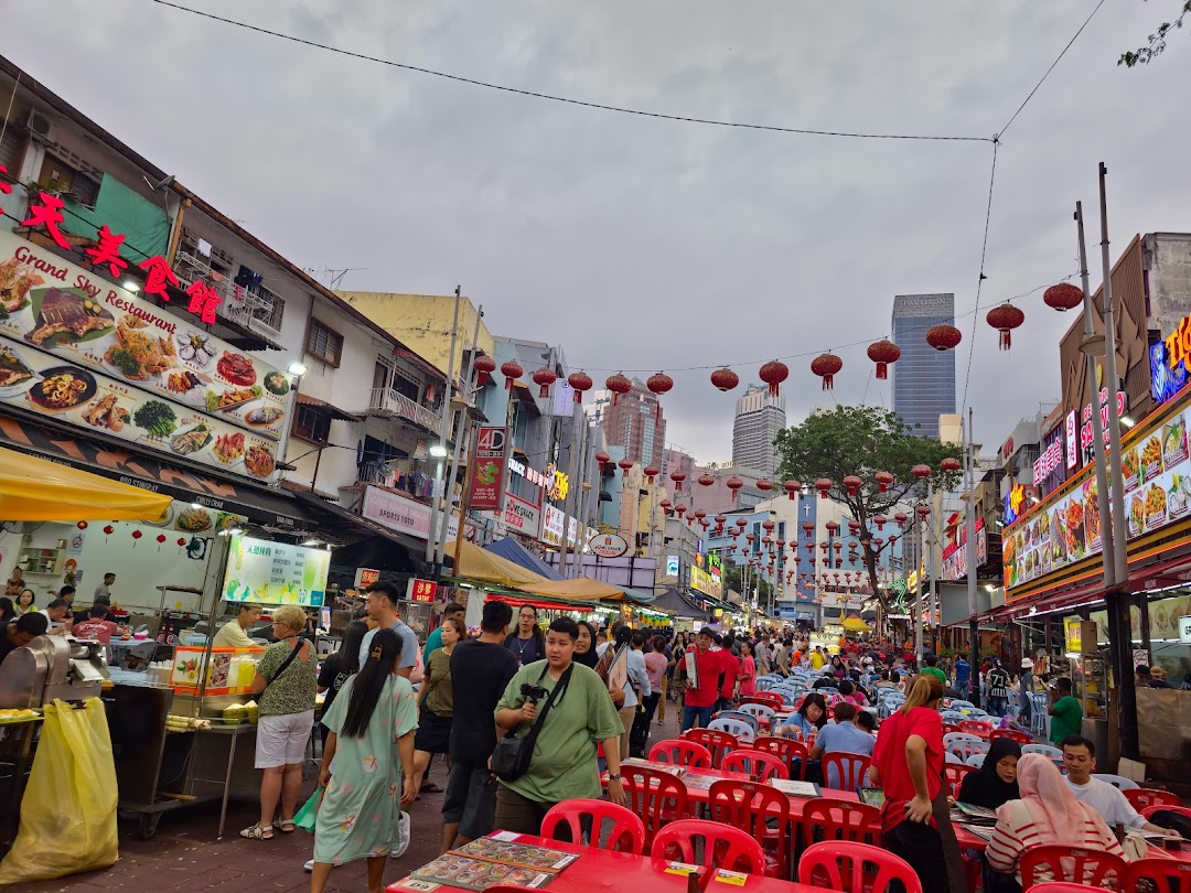 Bukit Bintang night market with street food stalls and vibrant dining atmosphere