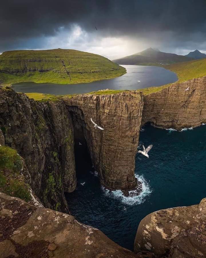 Vagar cliffs and lake-above-the-ocean scenery near Sorvagsvatn